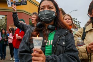 Hundreds attend Oakland vigil to show...